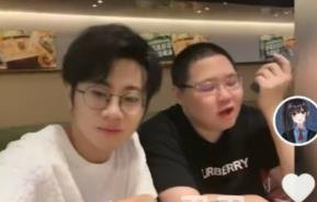 霄磊大师兄教pdd唱歌梗的来源是什么