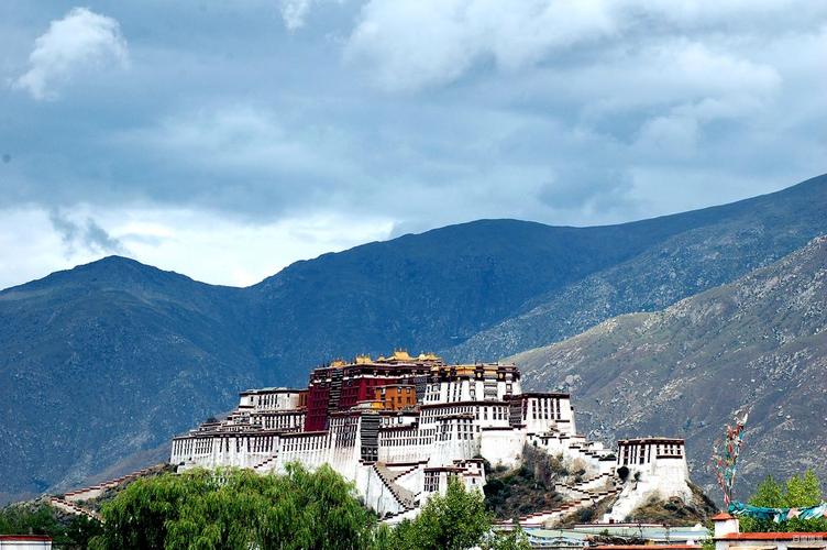 拉萨又叫什么城之称(拉萨的美称叫什么名字)